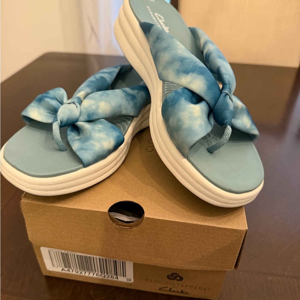 New - Clarks Women's Cloud Stepper Sandals